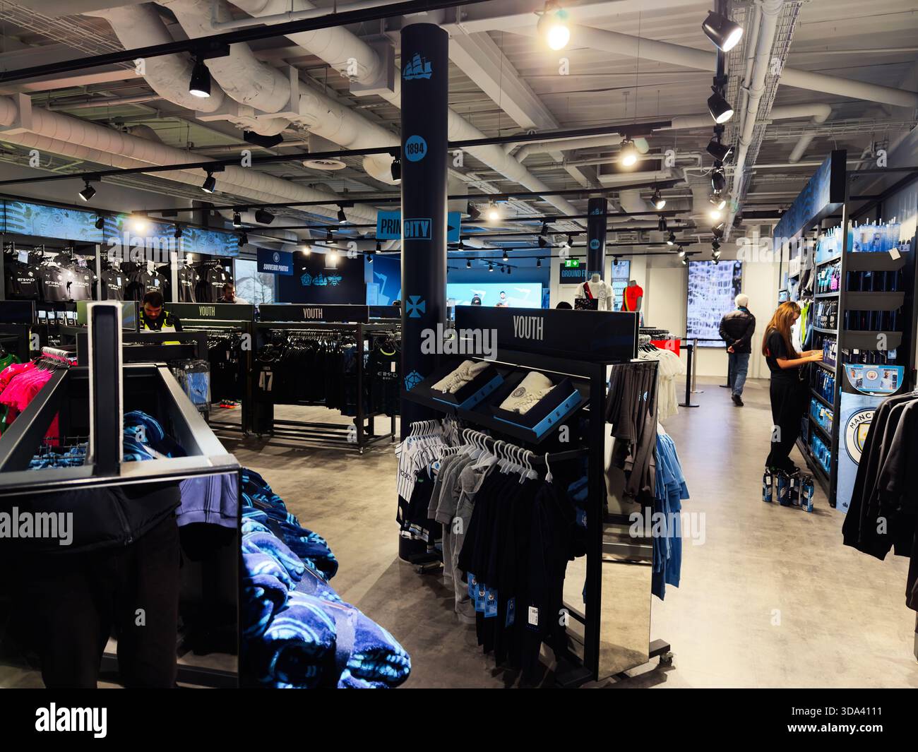 Manchester, Großbritannien – 16. November 2025: Geschäftiges Indoor-Geschäft mit Jugendbekleidung und Sportausrüstung in Manchester. Stockfoto