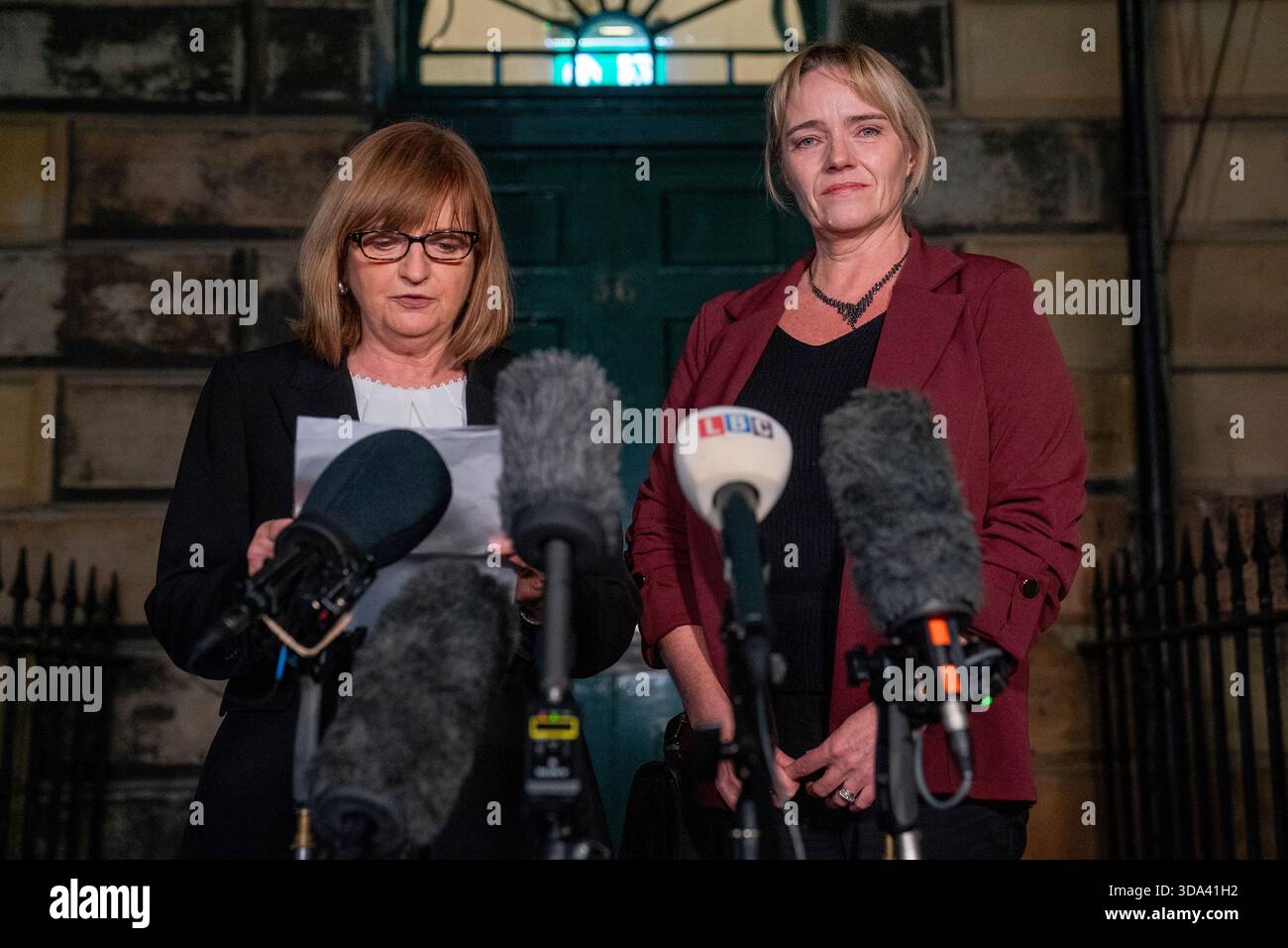 Die Anwältin Margaret Gribbon (links) liest eine Erklärung im Namen der Krankenschwester Sandie Peggie (rechts), die sich widersetzte, einen weiblichen Umkleideraum mit einem Transgender-Arzt außerhalb des Edinburgh Tribunals Service zu teilen, nachdem sie in ihrem Arbeitsgericht eine Klage wegen Belästigung gegen eine Gesundheitsbehörde gewonnen hatte, aber andere Vorwürfe wegen Diskriminierung wurden zurückgewiesen. Frau Peggie wurde von NHS Fife suspendiert, nachdem sie sich beschwert hatte, dass sie am Heiligabend 2023 einen Umkleideraum mit Dr. Beth Upton im Victoria Hospital in Kirkcaldy teilen musste. Bilddatum: Montag, 8. Dezember 2025. Stockfoto