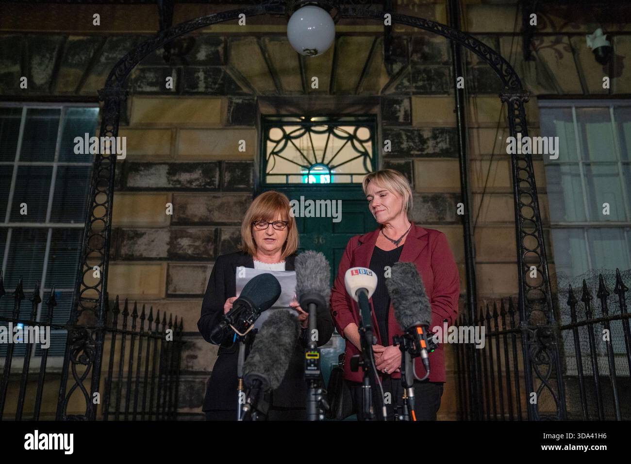 Die Anwältin Margaret Gribbon (links) liest eine Erklärung im Namen der Krankenschwester Sandie Peggie (rechts), die sich widersetzte, einen weiblichen Umkleideraum mit einem Transgender-Arzt außerhalb des Edinburgh Tribunals Service zu teilen, nachdem sie in ihrem Arbeitsgericht eine Klage wegen Belästigung gegen eine Gesundheitsbehörde gewonnen hatte, aber andere Vorwürfe wegen Diskriminierung wurden zurückgewiesen. Frau Peggie wurde von NHS Fife suspendiert, nachdem sie sich beschwert hatte, dass sie am Heiligabend 2023 einen Umkleideraum mit Dr. Beth Upton im Victoria Hospital in Kirkcaldy teilen musste. Bilddatum: Montag, 8. Dezember 2025. Stockfoto