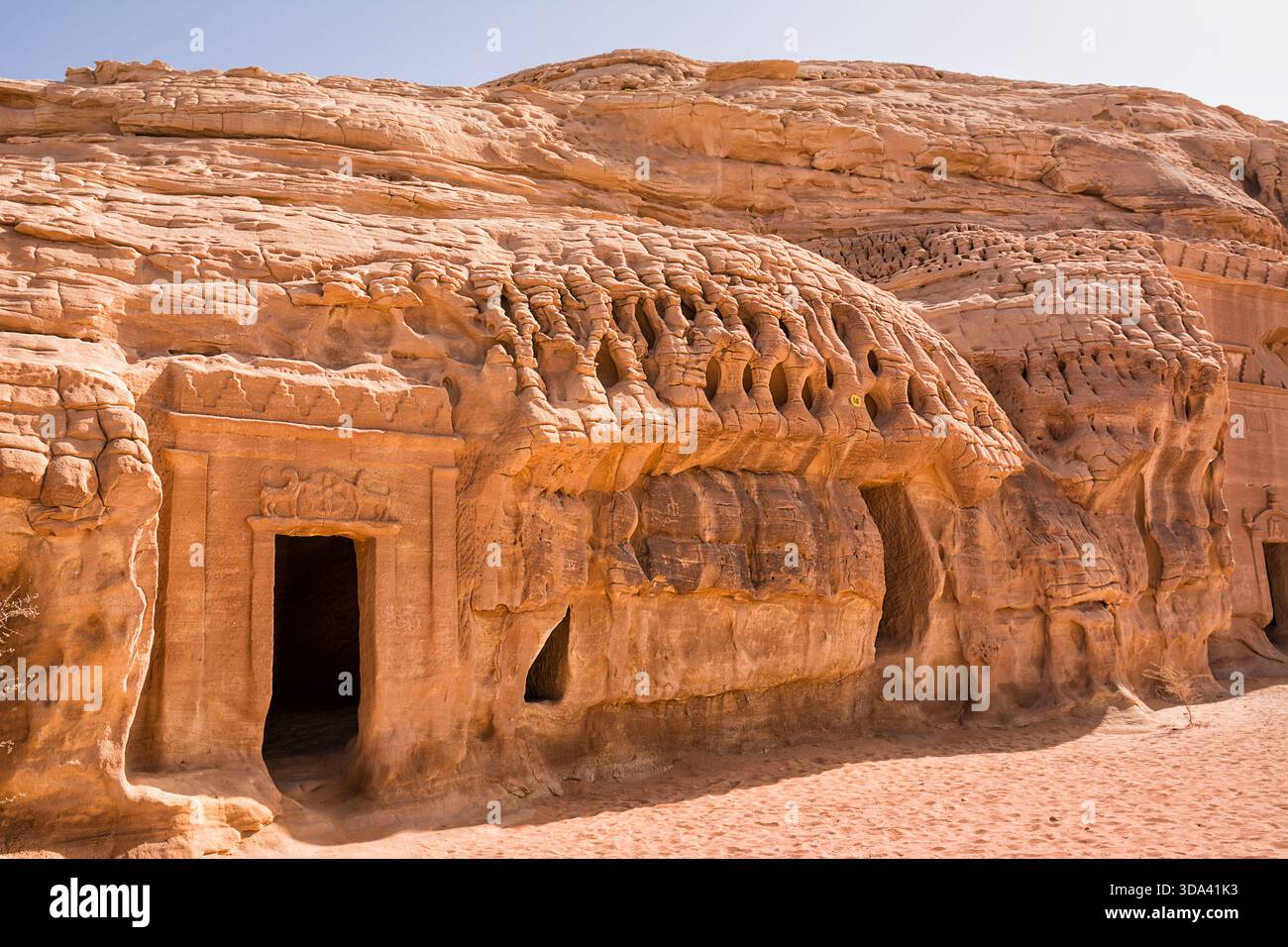 Portal von Nabatäischen Felsgräbern, die in die Berglandwand am Standort Hegra in Saudi-Arabien gehauen wurden Stockfoto