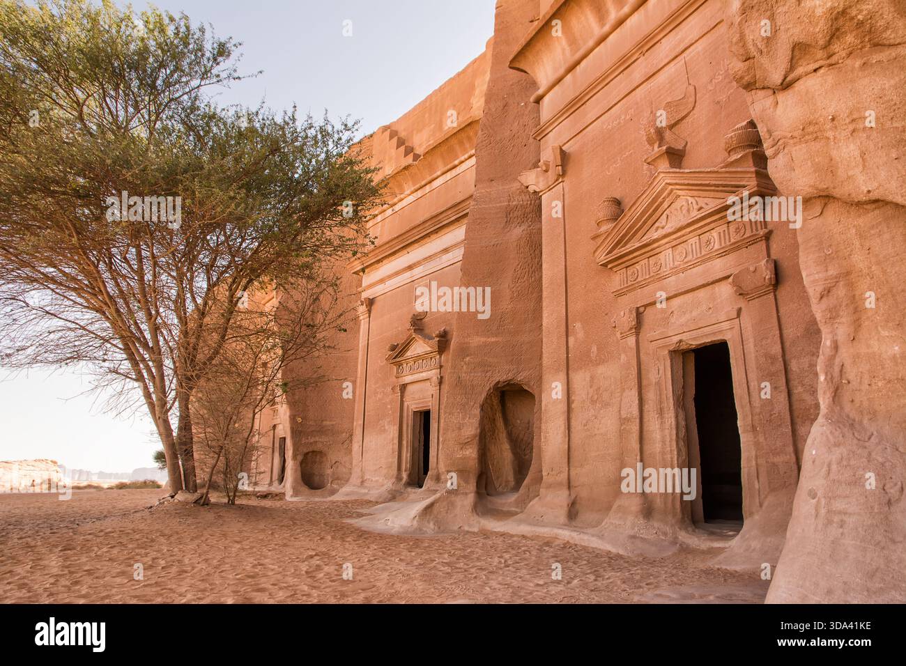 Portal von Nabatäischen Felsgräbern, die in die Berglandwand am Standort Hegra in Saudi-Arabien gehauen wurden Stockfoto