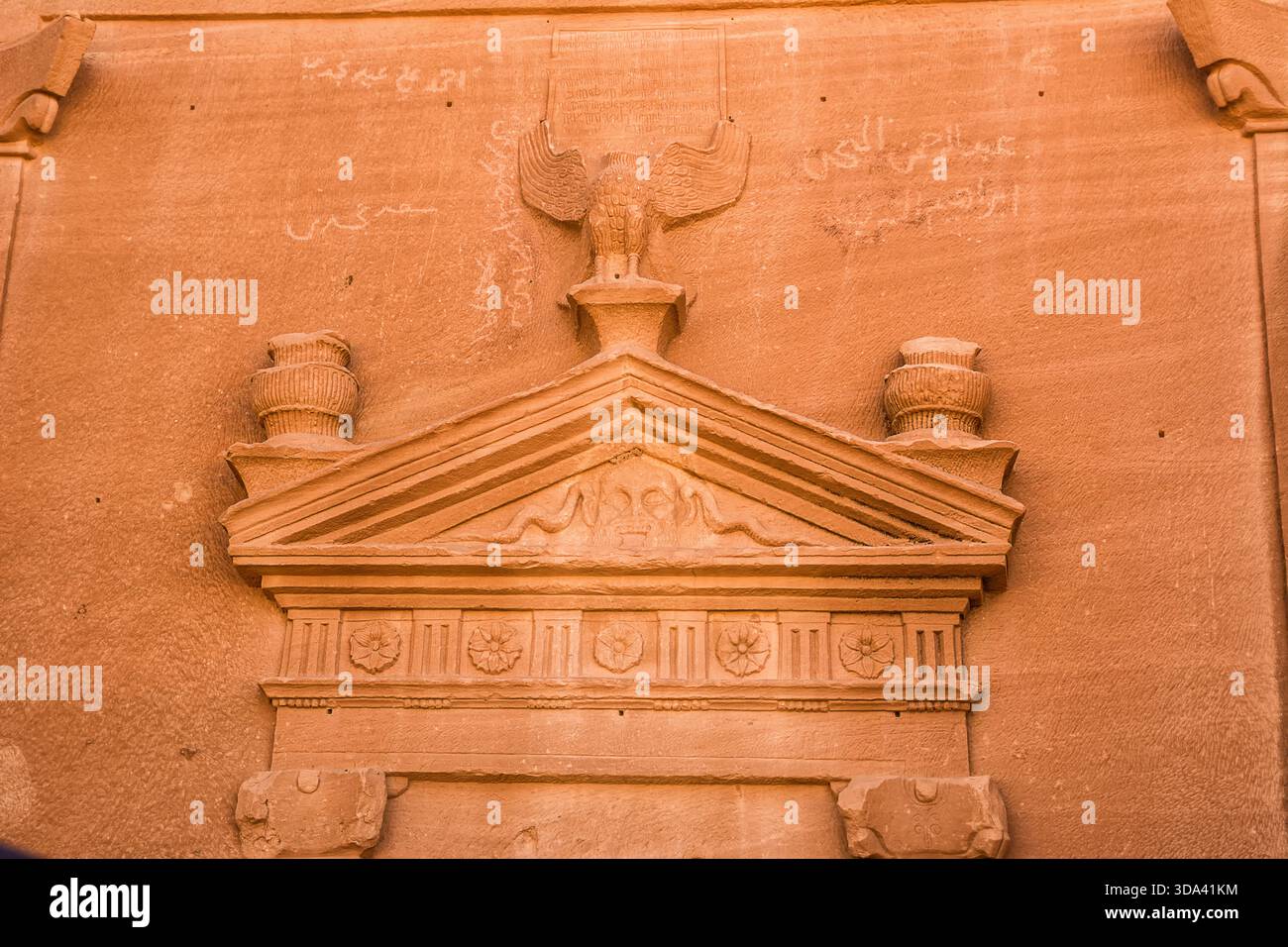 Detail des geschnitzten Giebels an einem neabatäischen Grabeingang an der Hegra-Stätte in Saudi-Arabien Stockfoto