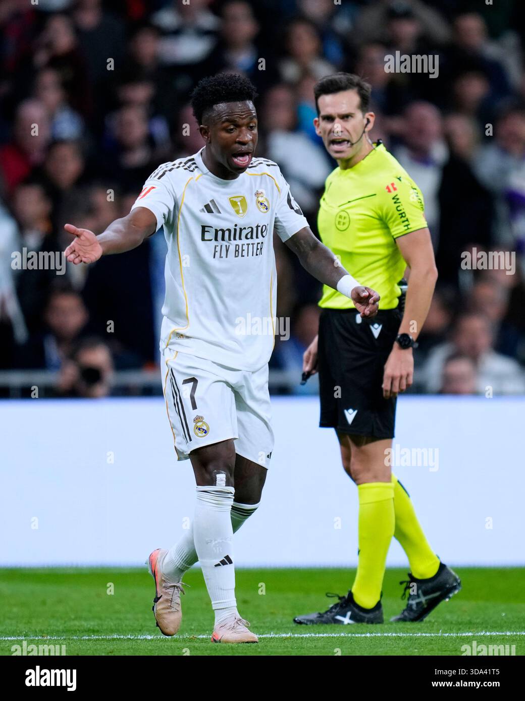 Madrid, Spanien. Dezember 2025. Während des La Liga EA Sports Matches zwischen Real Madrid CF und RC Celta spielte am 7. Dezember 2025 im Santiago Bernabeu Stadion in Madrid. (Foto: Cesar Cebolla/PRESSIN) Credit: PRESSINPHOTO SPORTS AGENCY/Alamy Live News Stockfoto