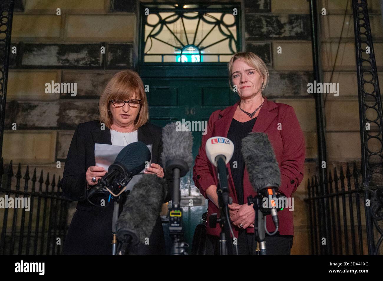 Die Anwältin Margaret Gribbon (links) liest eine Erklärung im Namen der Krankenschwester Sandie Peggie (rechts), die sich widersetzte, einen weiblichen Umkleideraum mit einem Transgender-Arzt außerhalb des Edinburgh Tribunals Service zu teilen, nachdem sie in ihrem Arbeitsgericht eine Klage wegen Belästigung gegen eine Gesundheitsbehörde gewonnen hatte, aber andere Vorwürfe wegen Diskriminierung wurden zurückgewiesen. Frau Peggie wurde von NHS Fife suspendiert, nachdem sie sich beschwert hatte, dass sie am Heiligabend 2023 einen Umkleideraum mit Dr. Beth Upton im Victoria Hospital in Kirkcaldy teilen musste. Bilddatum: Montag, 8. Dezember 2025. Stockfoto