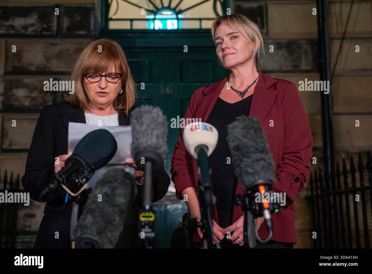 Die Anwältin Margaret Gribbon (links) liest eine Erklärung im Namen der Krankenschwester Sandie Peggie (rechts), die sich widersetzte, einen weiblichen Umkleideraum mit einem Transgender-Arzt außerhalb des Edinburgh Tribunals Service zu teilen, nachdem sie in ihrem Arbeitsgericht eine Klage wegen Belästigung gegen eine Gesundheitsbehörde gewonnen hatte, aber andere Vorwürfe wegen Diskriminierung wurden zurückgewiesen. Frau Peggie wurde von NHS Fife suspendiert, nachdem sie sich beschwert hatte, dass sie am Heiligabend 2023 einen Umkleideraum mit Dr. Beth Upton im Victoria Hospital in Kirkcaldy teilen musste. Bilddatum: Montag, 8. Dezember 2025. Stockfoto