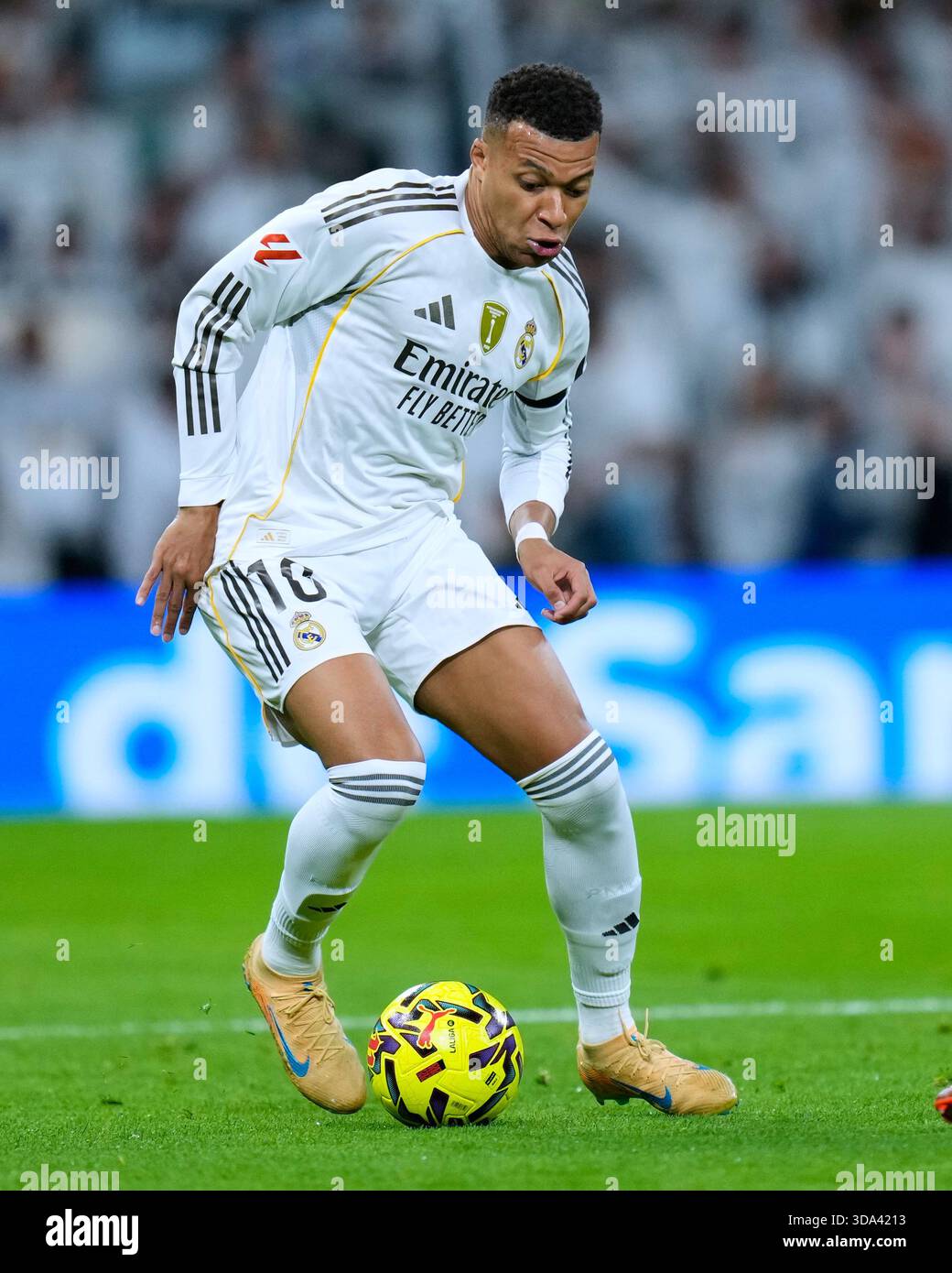 Madrid, Spanien. Dezember 2025. Während des La Liga EA Sports Matches zwischen Real Madrid CF und RC Celta spielte am 7. Dezember 2025 im Santiago Bernabeu Stadion in Madrid. (Foto: Cesar Cebolla/PRESSIN) Credit: PRESSINPHOTO SPORTS AGENCY/Alamy Live News Stockfoto