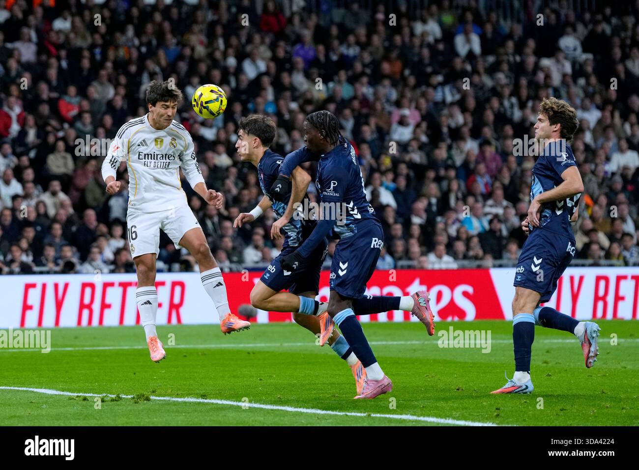 Madrid, Spanien. Dezember 2025. Während des La Liga EA Sports Matches zwischen Real Madrid CF und RC Celta spielte am 7. Dezember 2025 im Santiago Bernabeu Stadion in Madrid. (Foto: Cesar Cebolla/PRESSIN) Credit: PRESSINPHOTO SPORTS AGENCY/Alamy Live News Stockfoto
