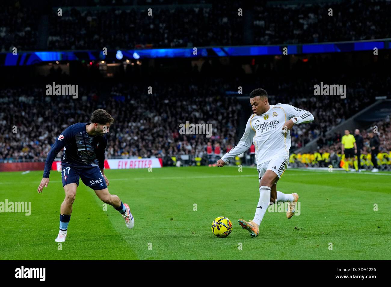 Madrid, Spanien. Dezember 2025. Während des La Liga EA Sports Matches zwischen Real Madrid CF und RC Celta spielte am 7. Dezember 2025 im Santiago Bernabeu Stadion in Madrid. (Foto: Cesar Cebolla/PRESSIN) Credit: PRESSINPHOTO SPORTS AGENCY/Alamy Live News Stockfoto
