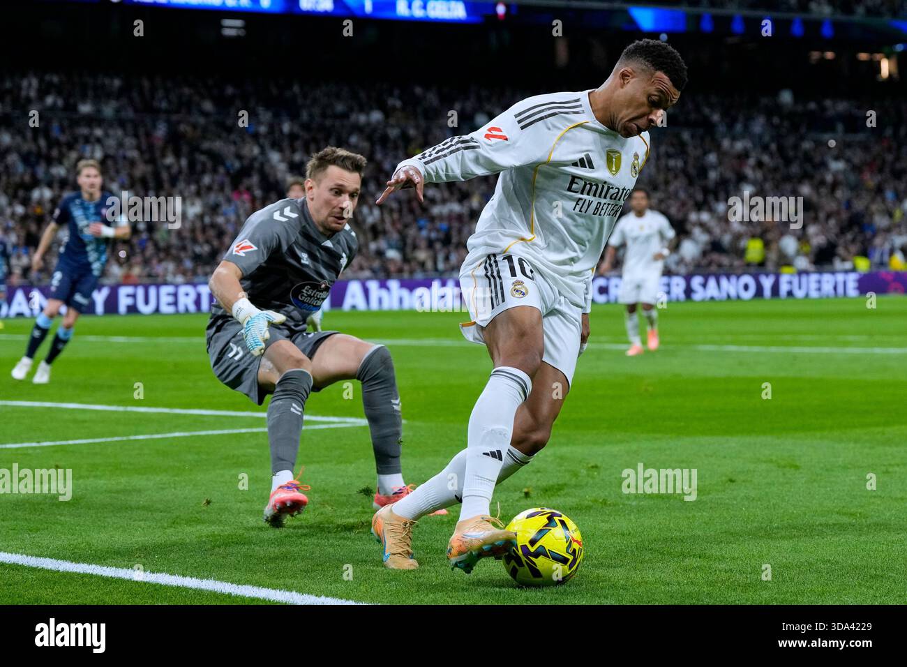 Madrid, Spanien. Dezember 2025. Während des La Liga EA Sports Matches zwischen Real Madrid CF und RC Celta spielte am 7. Dezember 2025 im Santiago Bernabeu Stadion in Madrid. (Foto: Cesar Cebolla/PRESSIN) Credit: PRESSINPHOTO SPORTS AGENCY/Alamy Live News Stockfoto
