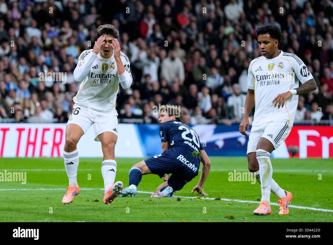 Madrid, Spanien. Dezember 2025. Während des La Liga EA Sports Matches zwischen Real Madrid CF und RC Celta spielte am 7. Dezember 2025 im Santiago Bernabeu Stadion in Madrid. (Foto: Cesar Cebolla/PRESSIN) Credit: PRESSINPHOTO SPORTS AGENCY/Alamy Live News Stockfoto