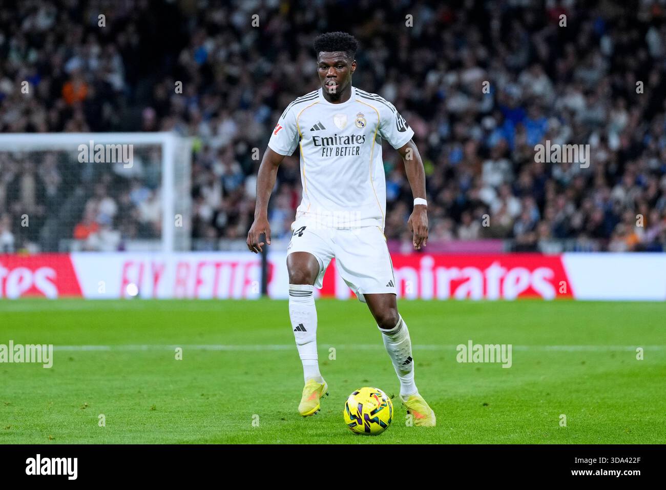 Madrid, Spanien. Dezember 2025. Während des La Liga EA Sports Matches zwischen Real Madrid CF und RC Celta spielte am 7. Dezember 2025 im Santiago Bernabeu Stadion in Madrid. (Foto: Cesar Cebolla/PRESSIN) Credit: PRESSINPHOTO SPORTS AGENCY/Alamy Live News Stockfoto