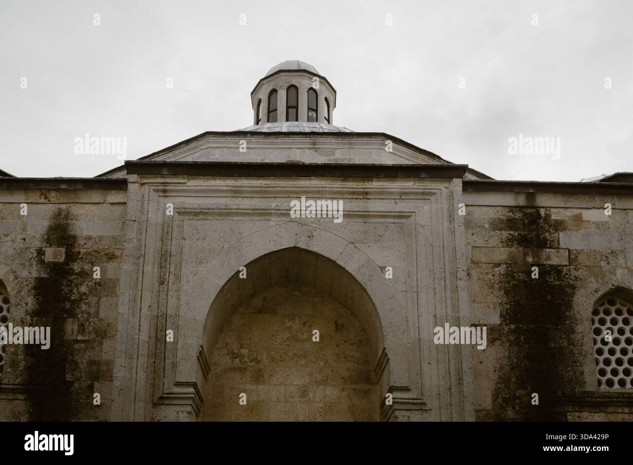 Das Licht der Geschichte: Edirne Bayezid II Komplex Külliye Eingang, repräsentiert klassisches osmanisches Design Stockfoto