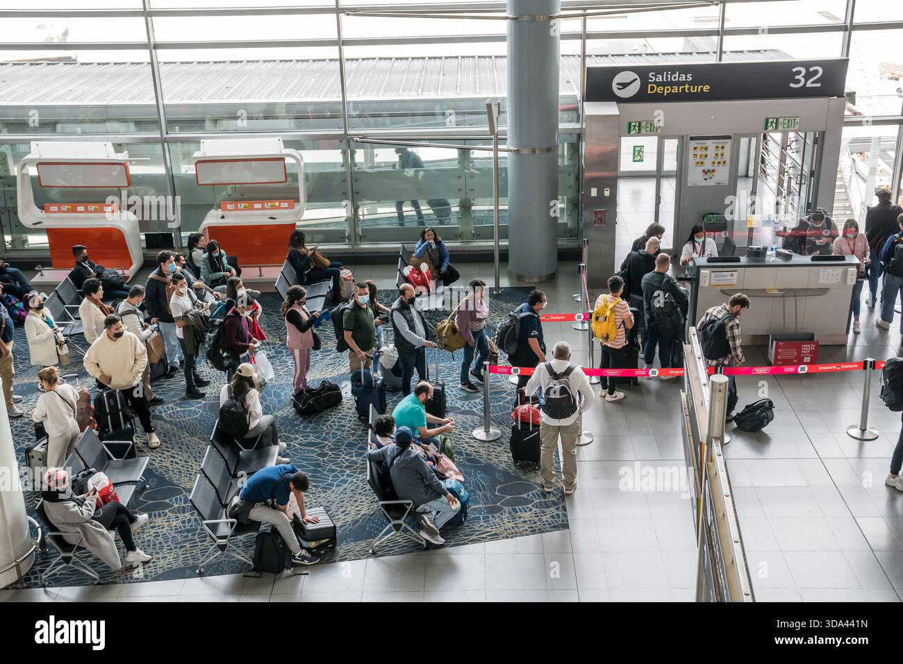 Eine geschäftige Szene am Abflugsteig am Flughafen, in der mehrere Reisende warten, sich in der Warteschlange stehen und mit dem Personal in der Terminal-Lounge des El Dorado Int interagieren Stockfoto