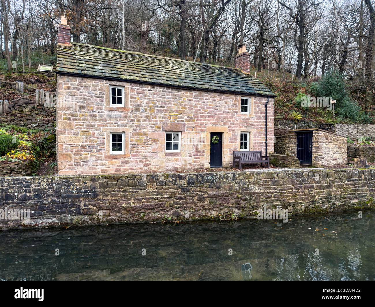Restauriertes Aquaduct Cottage in Whatstandwell am Cromford Canal in der Nähe von High Peak Junction und Leawood Pump House Derbyshire.England. UK - Smartphone-aufgenommenes Stockfoto