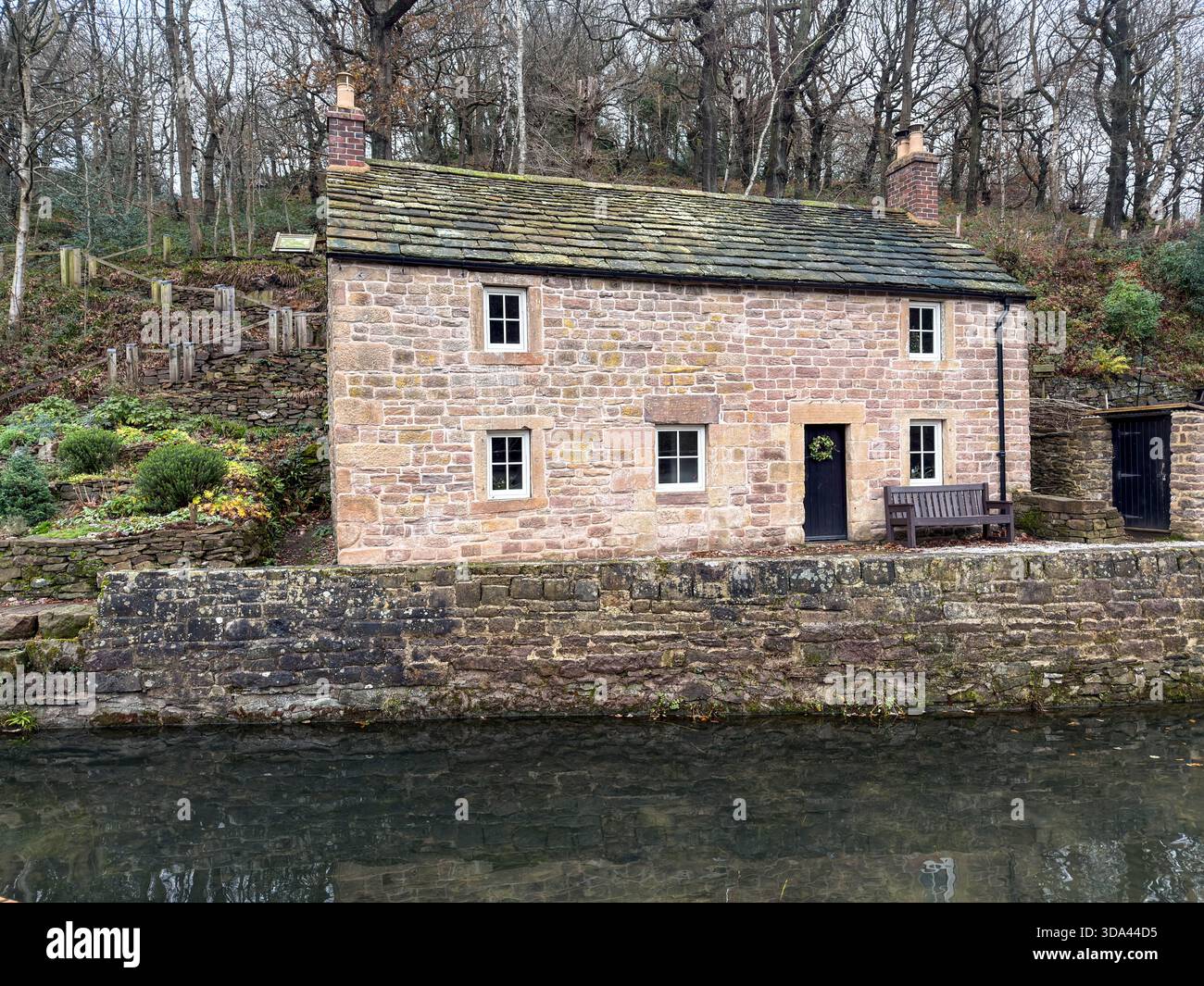 Restauriertes Aquaduct Cottage in Whatstandwell am Cromford Canal in der Nähe von High Peak Junction und Leawood Pump House Derbyshire.England. UK - Smartphone-aufgenommenes Stockfoto