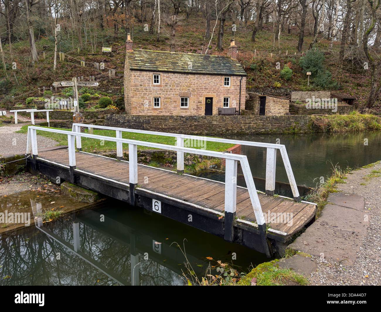 Restauriertes Aquaduct Cottage in Whatstandwell am Cromford Canal in der Nähe von High Peak Junction und Leawood Pump House Derbyshire.England. UK - Smartphone-aufgenommenes Stockfoto
