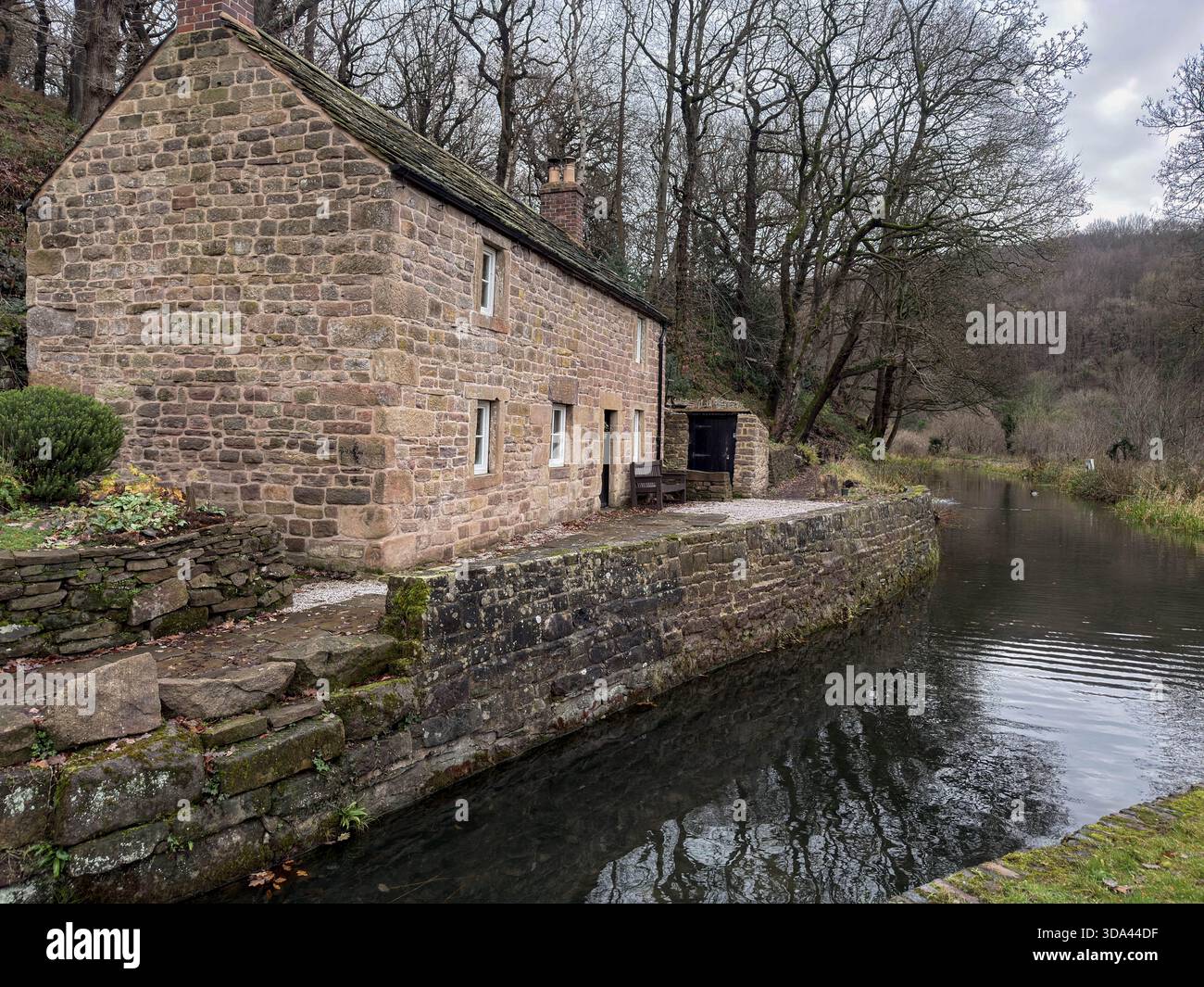 Restauriertes Aquaduct Cottage in Whatstandwell am Cromford Canal in der Nähe von High Peak Junction und Leawood Pump House Derbyshire.England. UK - Smartphone-aufgenommenes Stockfoto
