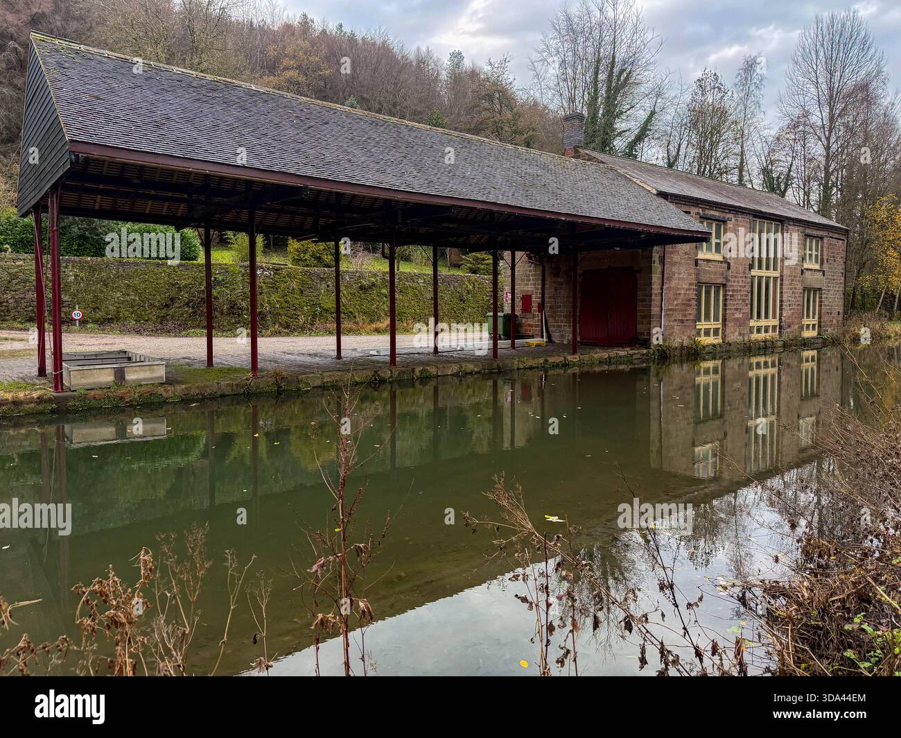 Cromford Canal Wharf Warehouse und Derwent Valley Railway Line, High Peak Junction. Derbyshire.England.UK - Smartphone-aufgenommenes Stockfoto