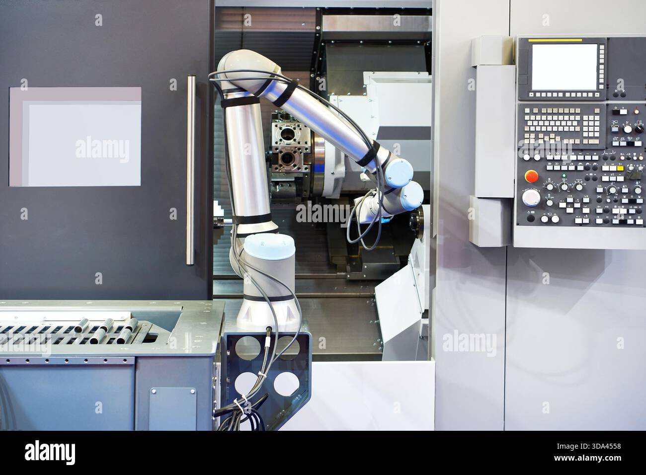 Standard-universeller Industrieroboter und cnc-Drehmaschine Stockfoto