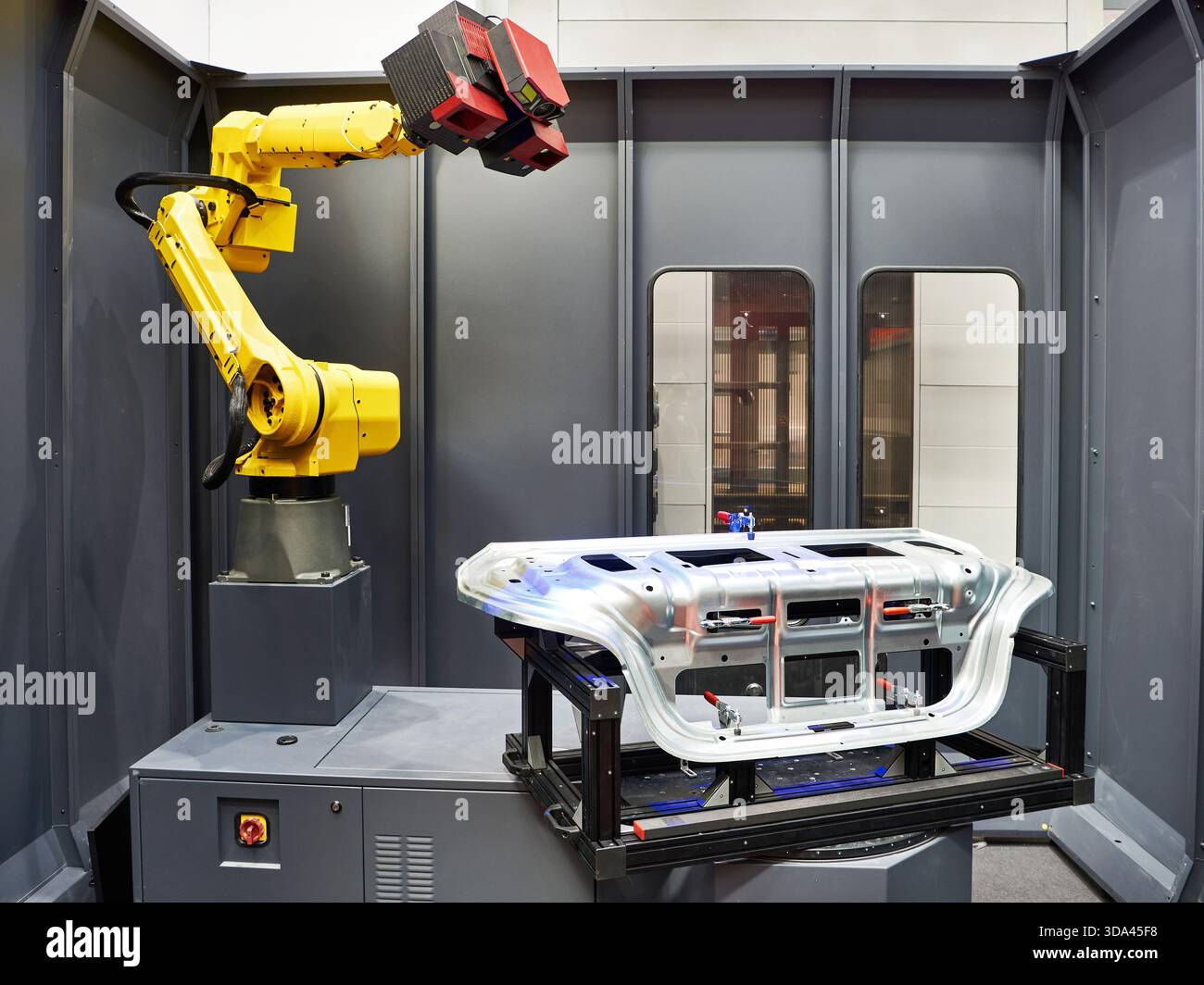 Universalroboter mit 3D-Scanner in Industriequalität berührungsloser Koordinatenmessmaschine mit Teil Stockfoto