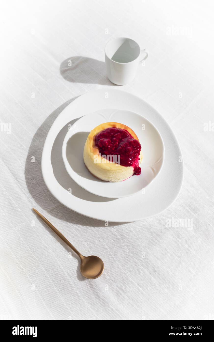 Minimalistische Lebensmittelfotografie eines cremigen Käsekuchens auf einem sauberen Hintergrund. Stockfoto