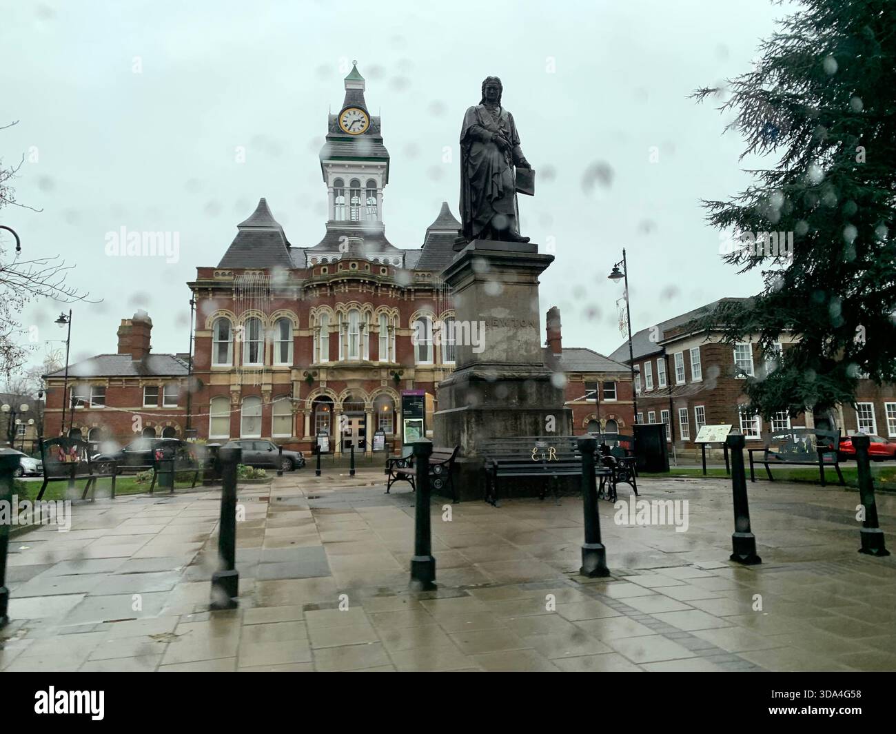 Grantham Markt Stadt Statue Place Geschichte Baroness Thatcher Prime Minster Square Kirchturm Wetter Regen Schiffspoller Zentrum kalte Feuchtigkeit - Smartphone-aufgenommenes Stockfoto