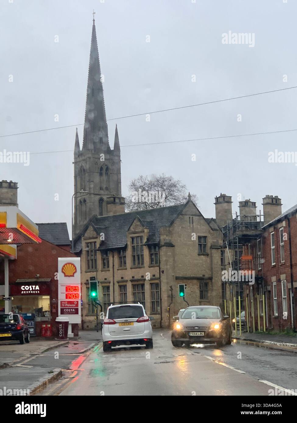 Grantham Markt Stadt Statue Place Geschichte Baroness Thatcher Prime Minster Square Kirchturm Wetter Regen Schiffspoller Zentrum kalte Feuchtigkeit - Smartphone-aufgenommenes Stockfoto