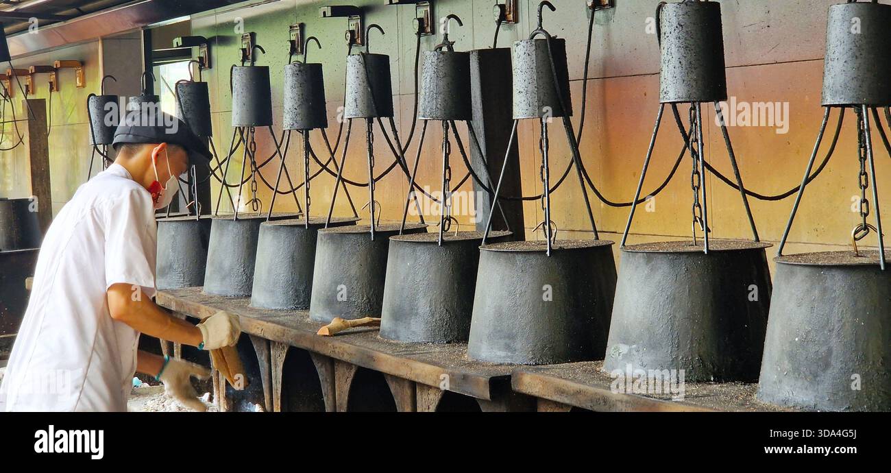 Gaobu, Dongguan, China – 11. Mai 2024: Der Küchenchef röstet Gänse in traditionellen Öfen im Freien mit Holzfeuer. Stockfoto