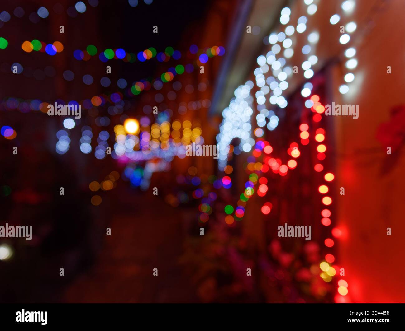 Unscharf Christlich-Lichter bei Nacht auf einer Straße in Montefiascone, Region Lazio, Italien. 8. Dez. 2025. Stockfoto