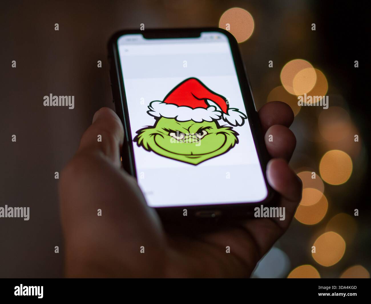 Mobiles Display mit Genehmigung für grinch Werbeanzeige, kreativer Marketingspezialist, der saisonale Kampagnenmockup gegen festlich bewertet Stockfoto