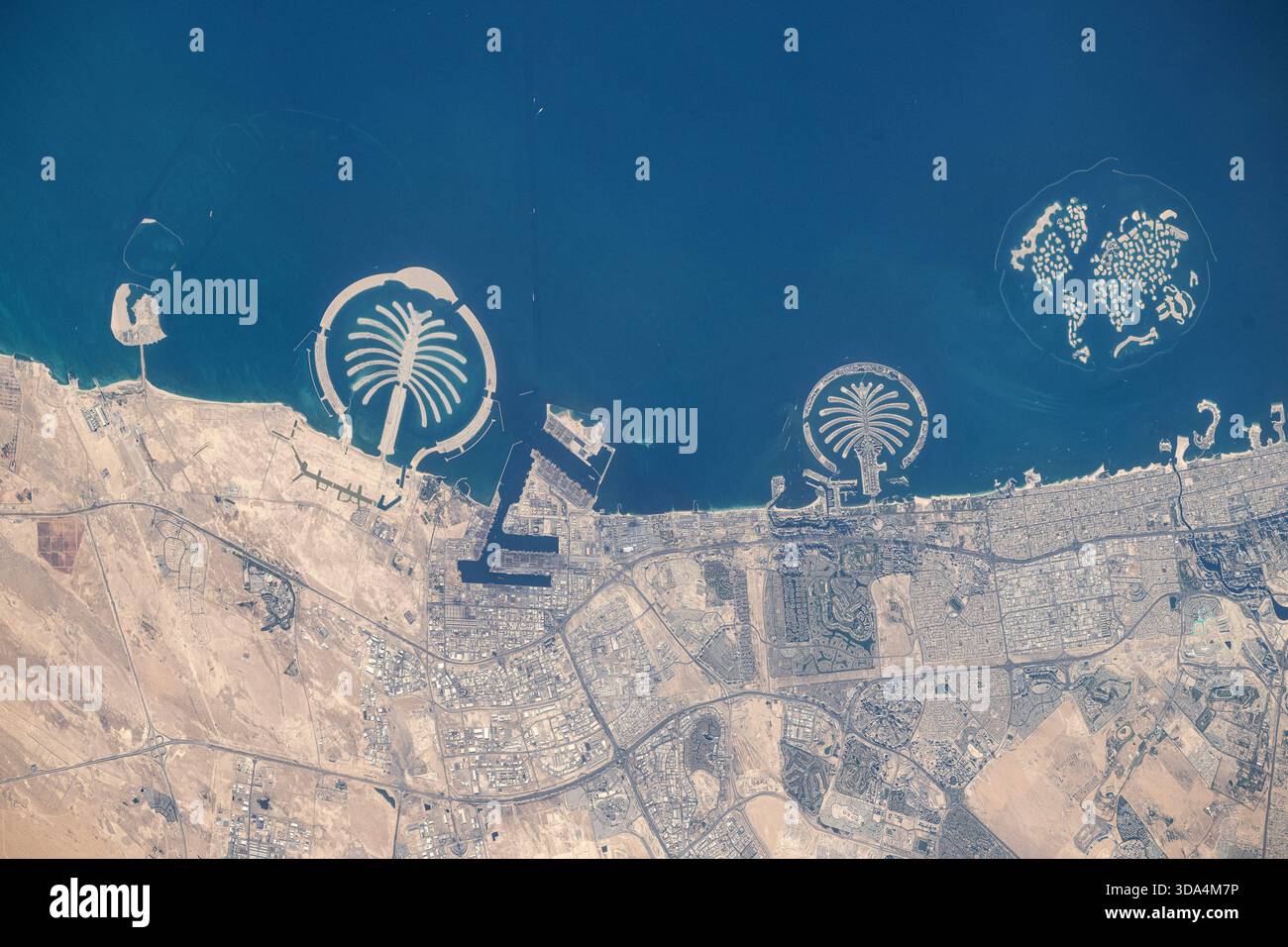 Künstliche Inseln an der Persischen Golfküste von Dubai, Vereinigte Arabische Emirate. Von links sind die künstlich geschaffenen Archipele von Palm Jebel Ali, Palm Jumierah und die World Islands zu sehen. Stockfoto
