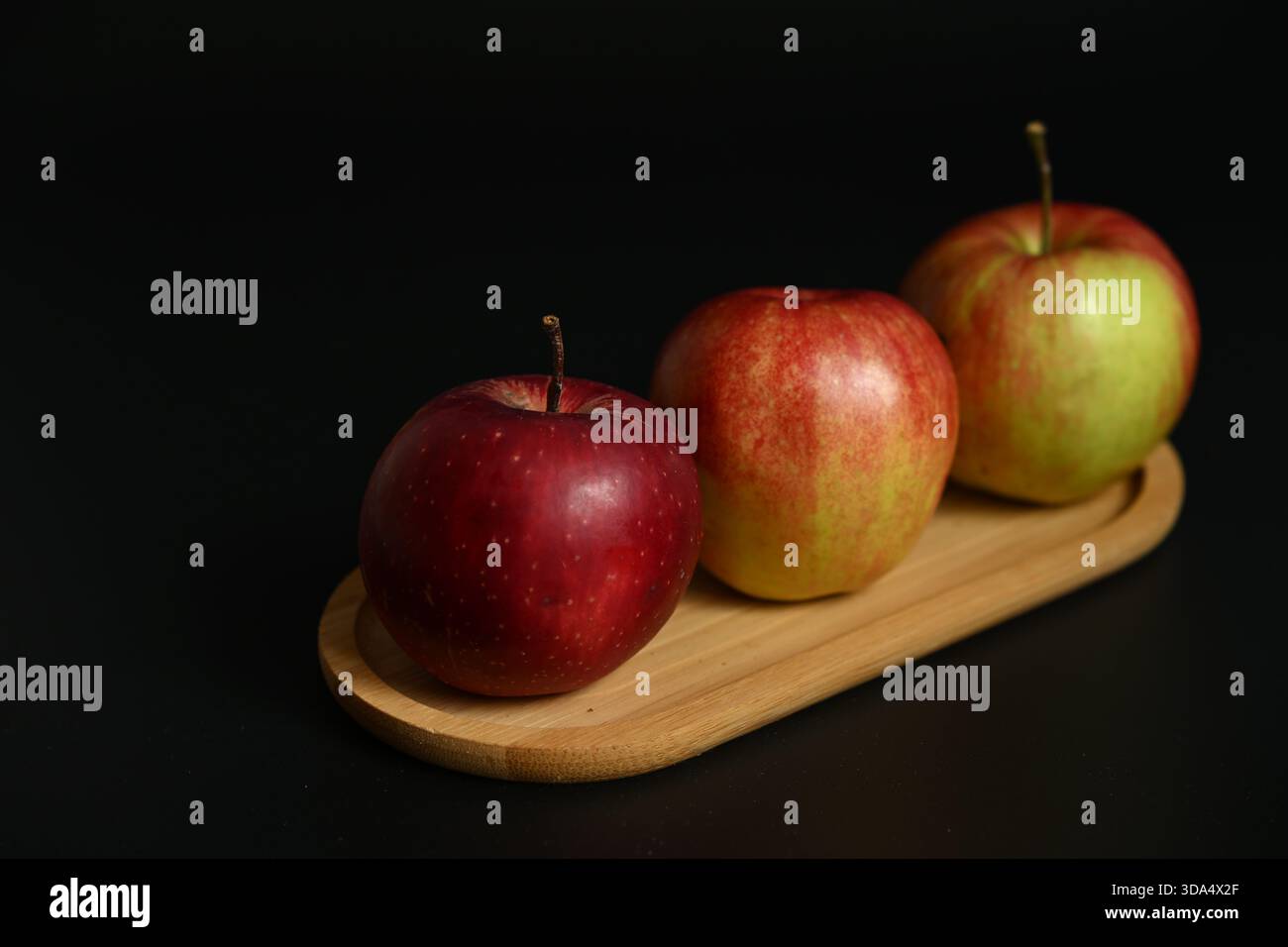 Kontrastreiche Studioaufnahme, die die lebendigen Farben und das glatte Schälen der Frucht hervorhebt. Perfekt für Themen gesunder Ernährung und Werbung für saubere Lebensmittel. Stockfoto
