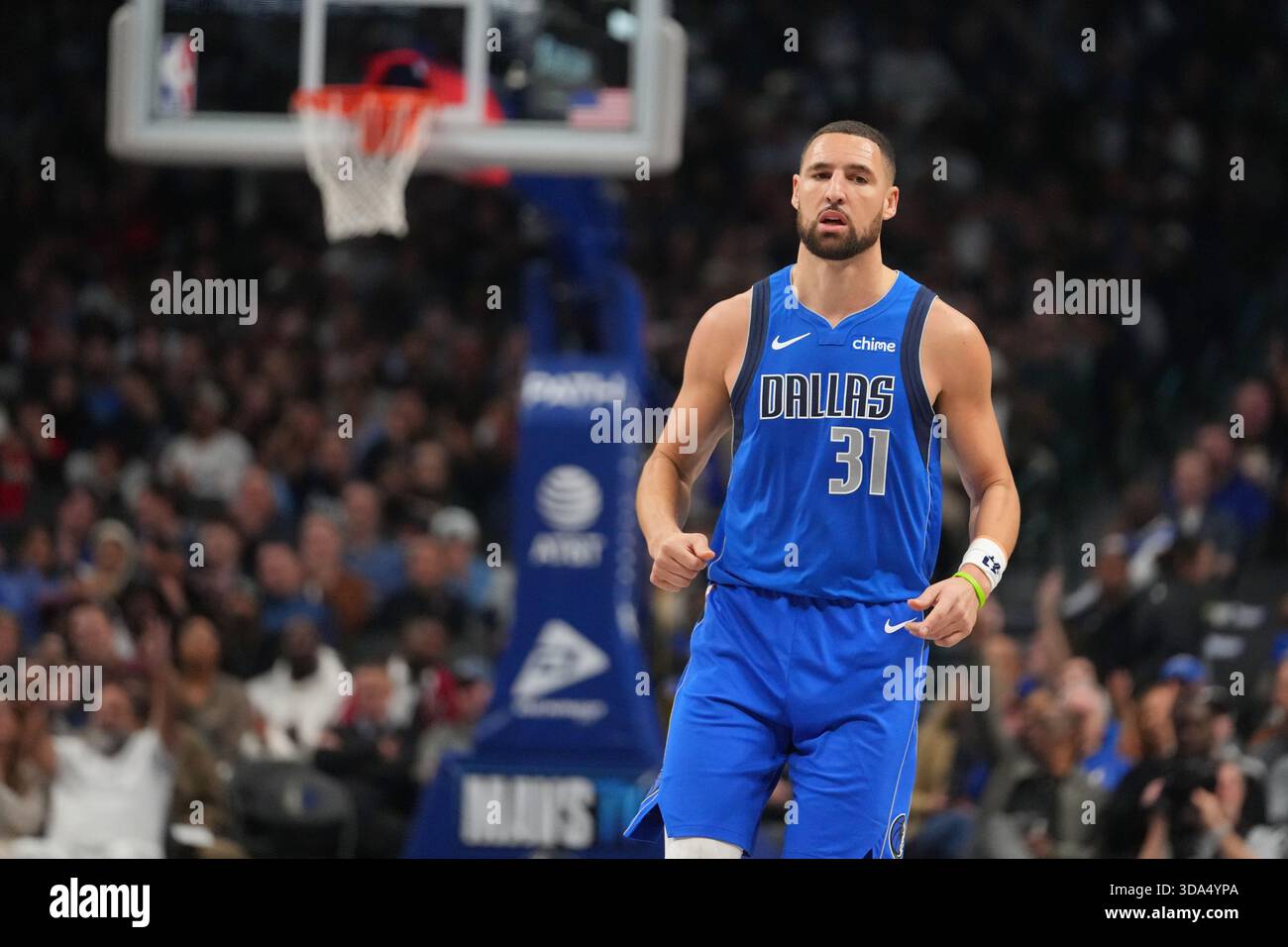 Dallas Mavericks guard Klay Thompson (31) looks on during the first half of an NBA basketball game between the Dallas Mavericks and the Miami Heat Wednesday, Dec. 3, 2025, in Dallas. (AP Photo/Julio Cortez) Stockfoto