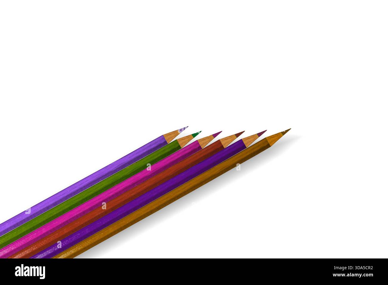 Set mit farbigen, geschärften Holzstiften auf weißem Hintergrund, isoliert. Stockfoto