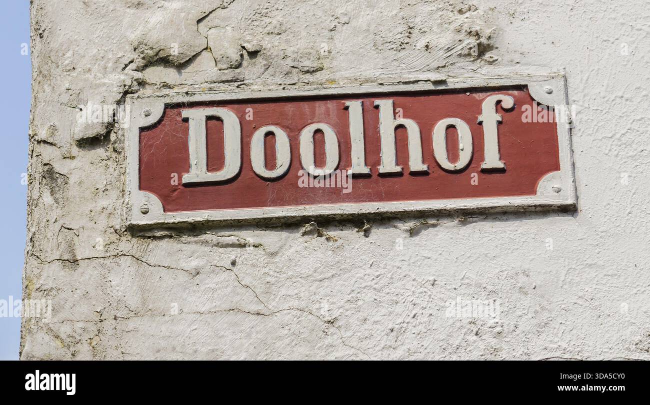 Altes und rotes Straßenschild 'Doolhof' in der Stadt Volendam, Volendam, Nederland Stockfoto