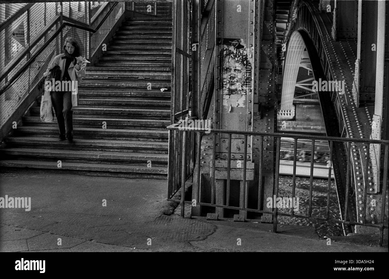 Deutschland, Berlin, 17.9,1992, Spreebruecke, Bahnhof Friedrichstraße, Postergesicht Stockfoto