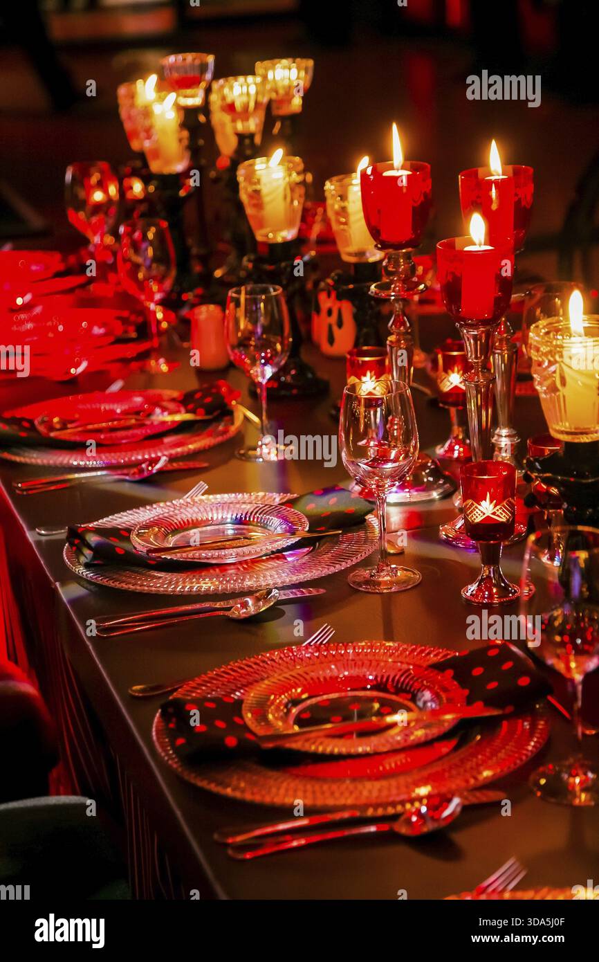 Moody Red Einstellung bei Corporate Christmas Gala Party Stockfoto