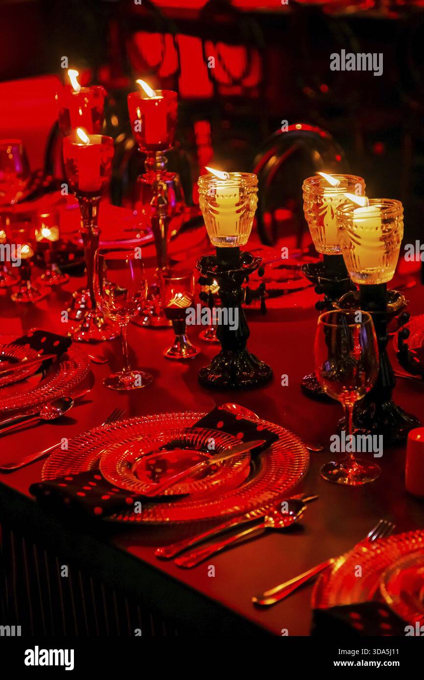 Moody Red Einstellung bei Corporate Christmas Gala Party Stockfoto