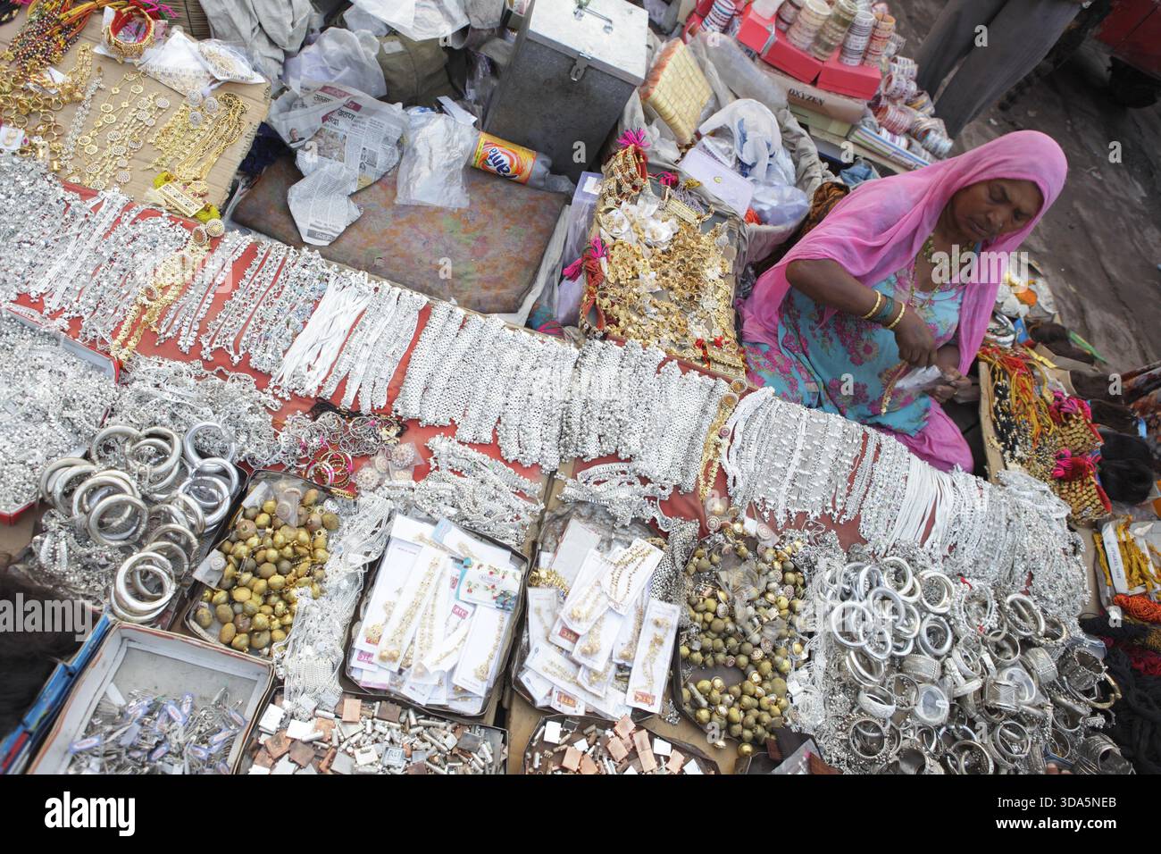 Frau, die Modeschmuck auf einem Straßenmarkt verkauft, Jodhpur, Indien Stockfoto