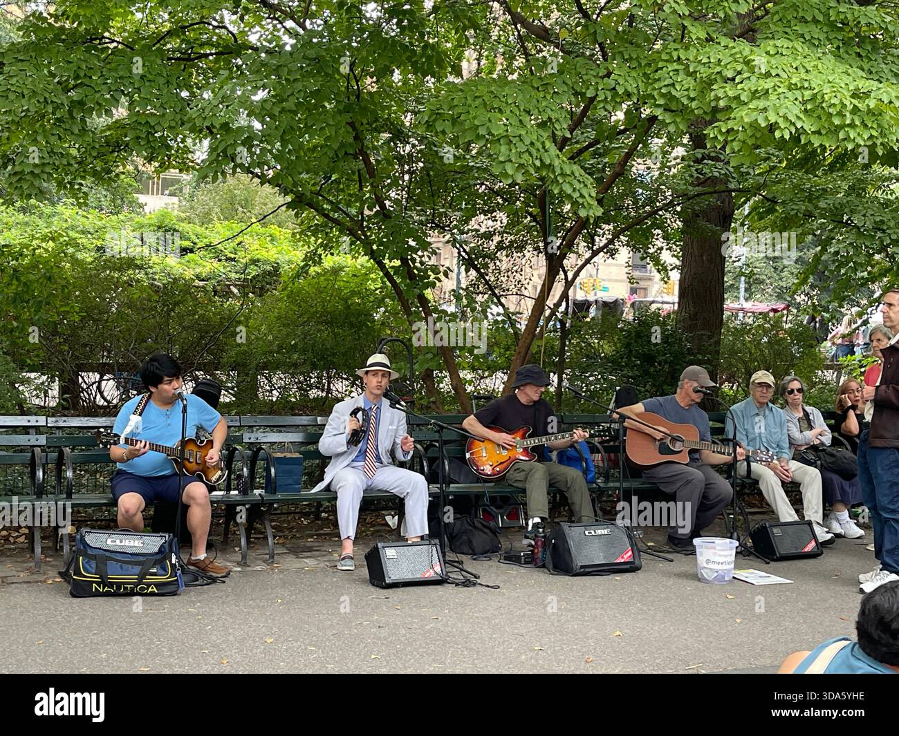 Jede Ecke erzählt eine Geschichte, jede Straße fühlt sich lebendig an – NYC Beauty. - Smartphone-aufgenommenes Stockfoto
