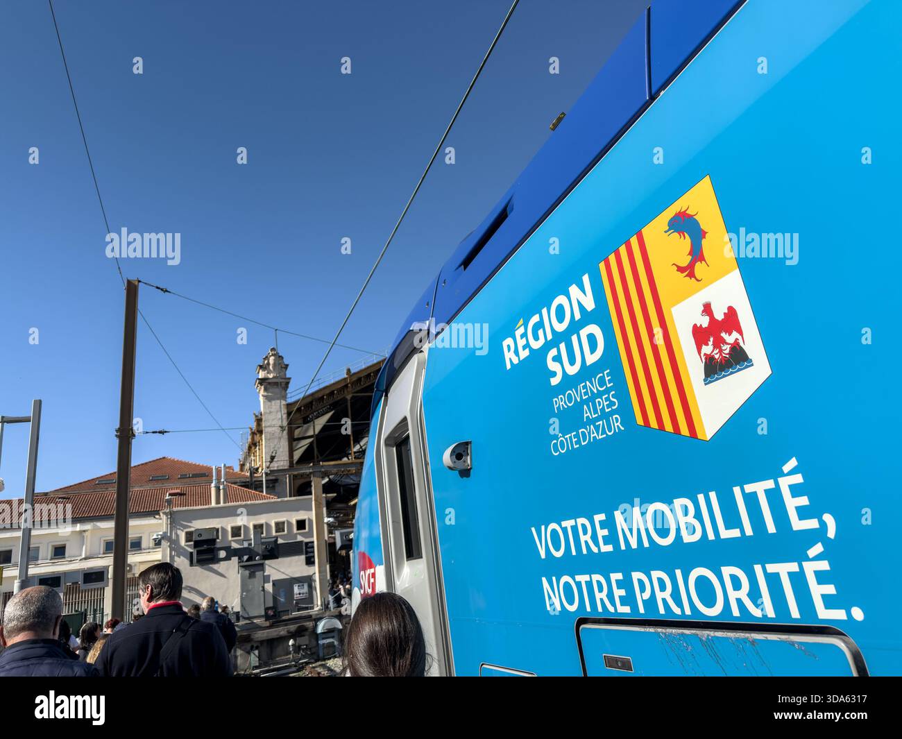 MARSEILLE, FRANKREICH - 29. SEPTEMBER 2025: TER Zug am Bahnhof Marseille Saint Charlestrain mit dem Gipfel der Region Sud Provence-Alpes-Cote d'Azur Stockfoto