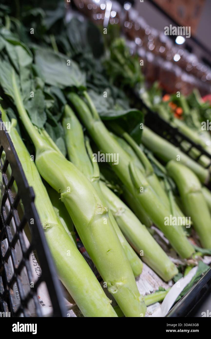 Frisches, gesundes Bio-Gemüse und grüne Produkte an einem Marktstand Stockfoto