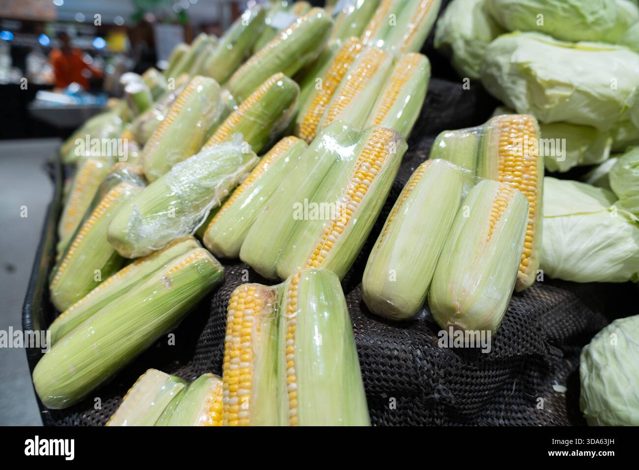 Frisches grünes Gemüse wie Erbsen, Bohnen und Gurken auf einem Markt für eine gesunde vegetarische Ernährung Stockfoto