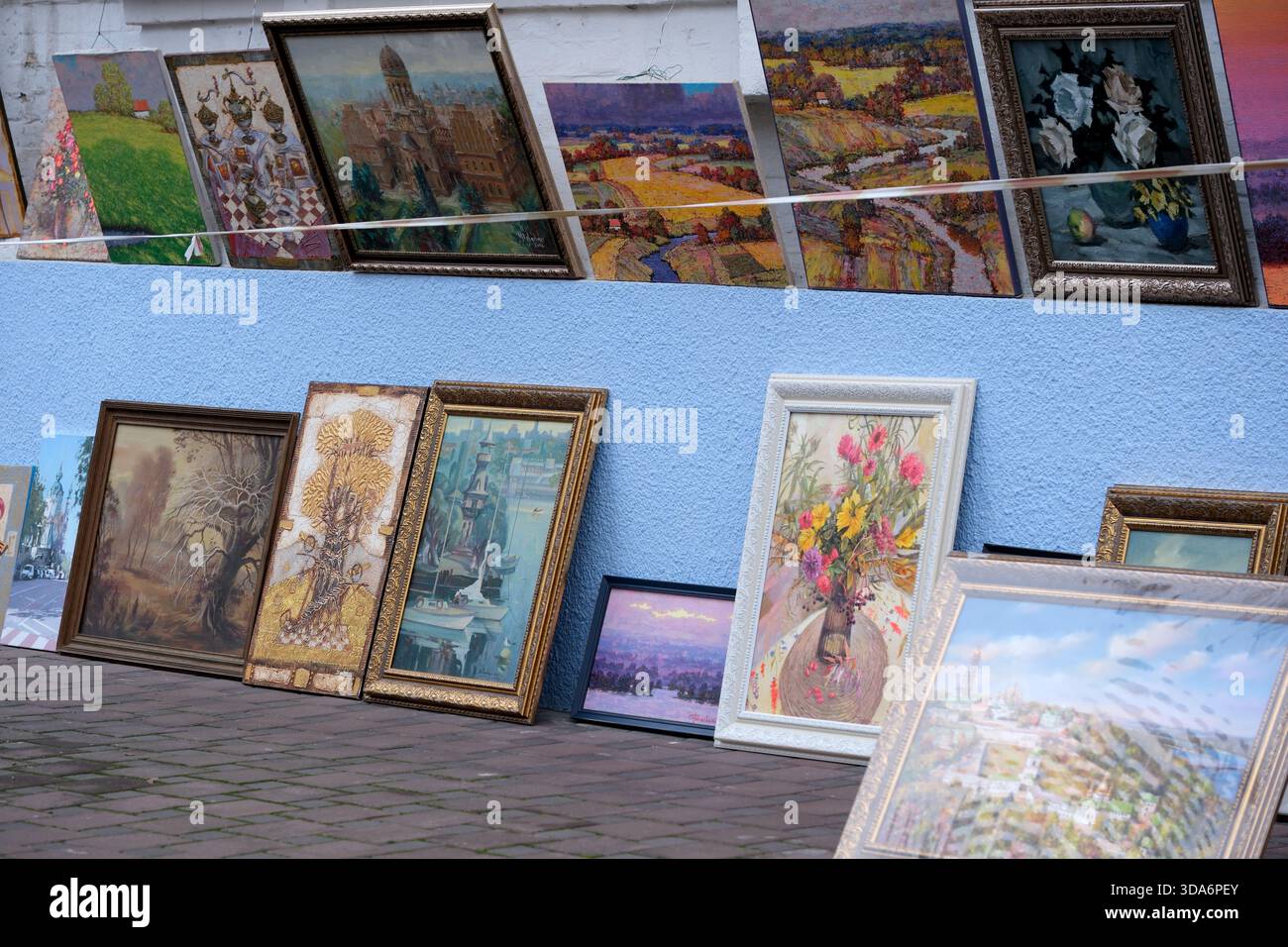 Künstler präsentieren ihre atemberaubenden Werke unter klarem Himmel und laden Passanten zum bewundern ein. Kiew, Ukraine. Dezember 2025. Stockfoto