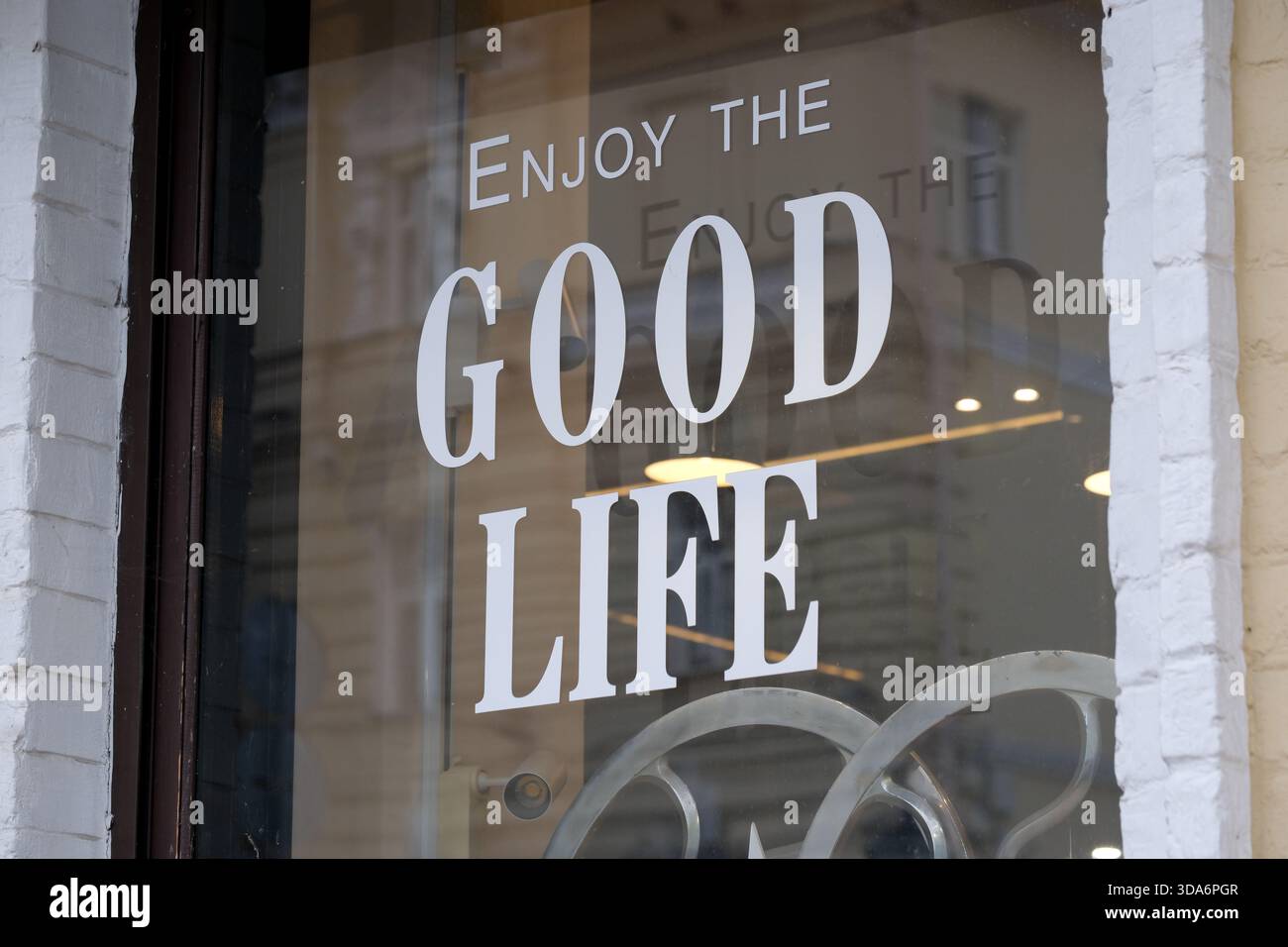 Das einladende Zeichen fängt ein Gefühl von Glück und Gemeinschaftsgeist ein. Kiew, Ukraine. Dezember 2025. Stockfoto