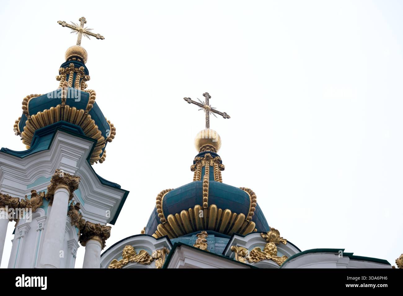 Wunderschöne architektonische Details von atemberaubenden Kuppeln mit Kreuzen, die nach oben reichen. Kiew, Ukraine. Dezember 2025. Stockfoto