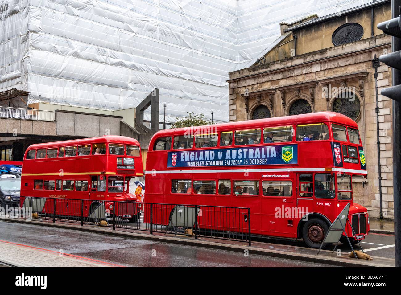 London, England, traditionelle routemaster London Busse auf der Lower Thames Street Advertising England gegen Australien Rugby League Test in Wembley im Jahr 2025 Stockfoto