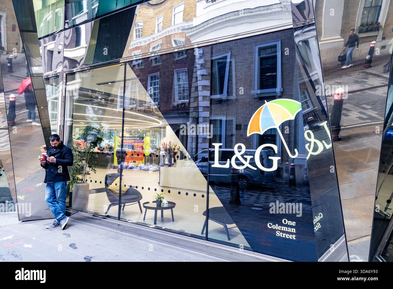 Legal & General, Firmenzentrale, Gebäude One Coleman Street, City of London, Mann stand draußen, Bildreflexionen, Schirmlogo Stockfoto