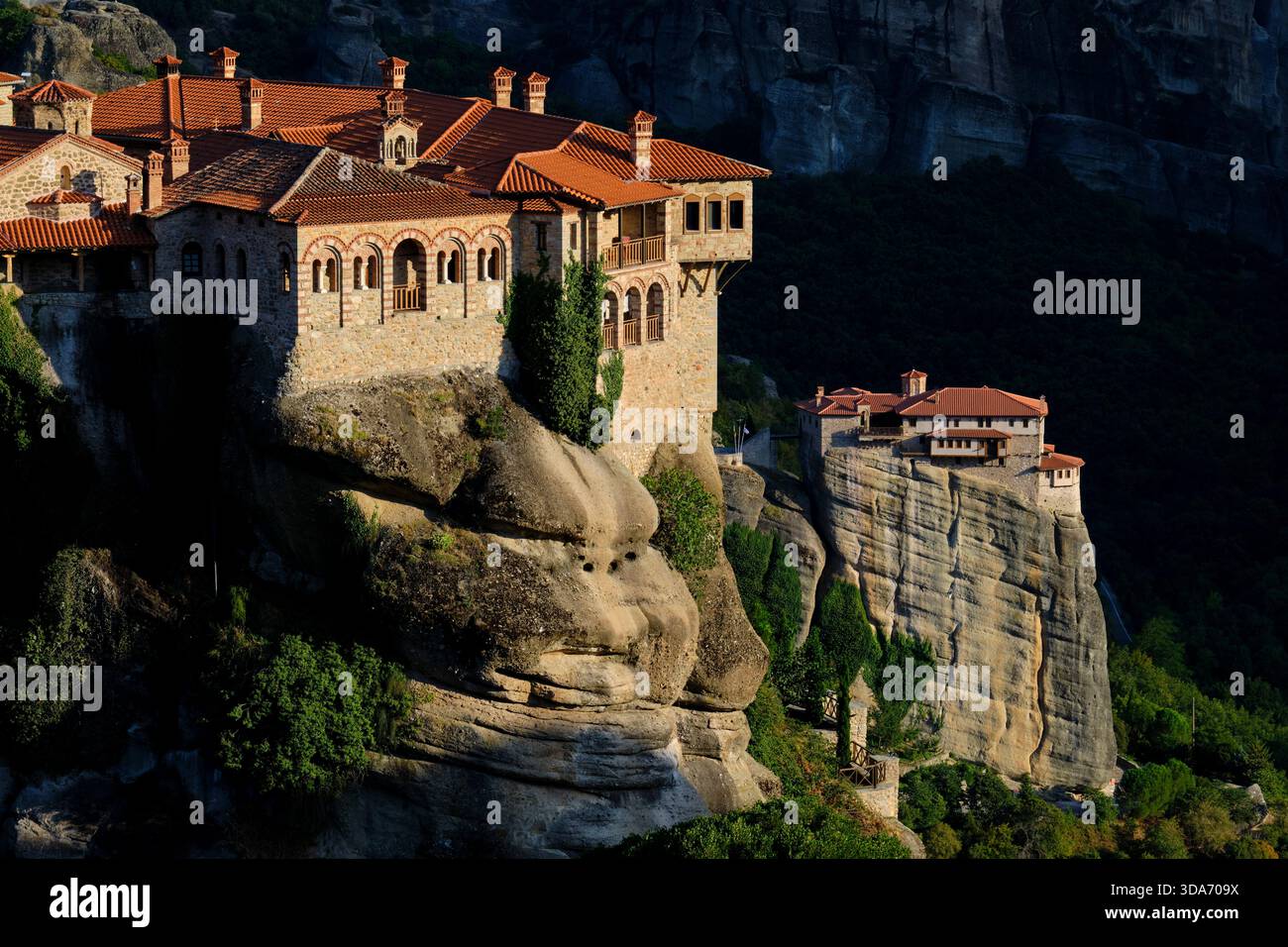 Griechenland, Thessalien, Kalambaka, die Meteora-Stätte, UNESCO-Weltkulturerbe, Kloster Varlaam und Kloster Roussanou Stockfoto