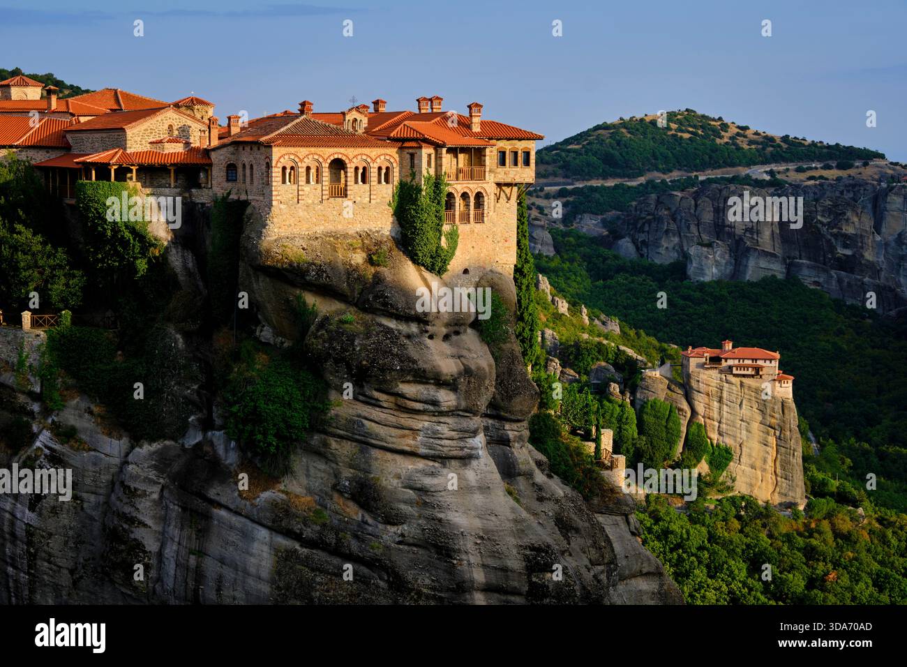 Griechenland, Thessalien, Kalambaka, die Meteora-Stätte, UNESCO-Weltkulturerbe, Kloster Varlaam und Kloster Roussanou Stockfoto